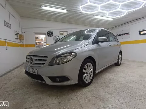 Mercedes-Benz B 180