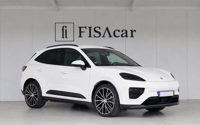 PORSCHE MACAN 4