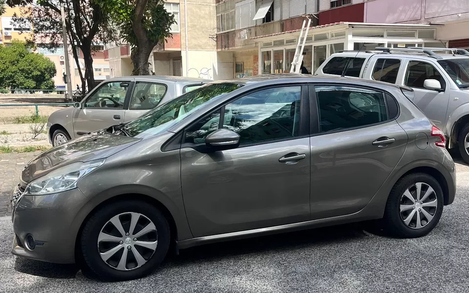 Peugeot 208 e-HDi 68 EGS5 Stop&Start Active