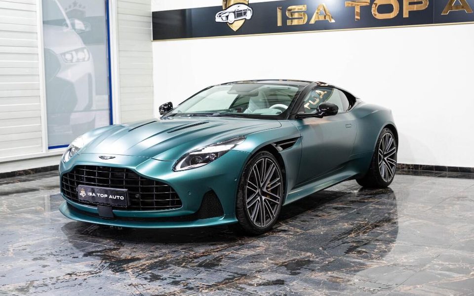 Aston Martin DB12 2024