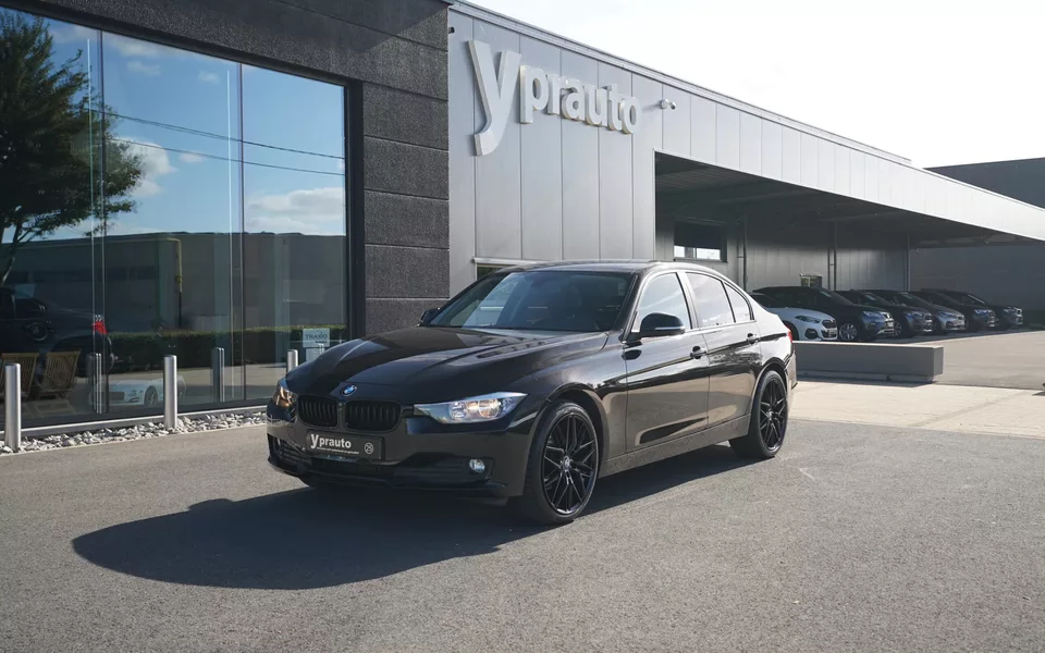 BMW 316i Berline Leder Navigatie Cruise control RadioCD Bleutooth Klimaatregeling Camera Parctronic Anti-verblinding Alu 16″ USB Armsteun