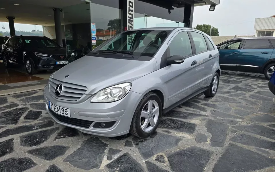 Mercedes-Benz B 180
