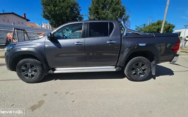 Toyota Hilux 2.4 D-4D 2WD CD Tracker