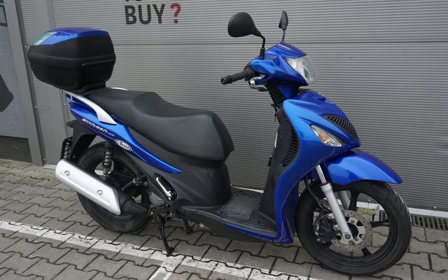 Suzuki UX 125 Sixteen