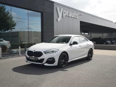 BMW 218i Gran Coupé M-Sport BlackpackVirtual Sfeerlicht Logo projectie op de grond Navigatie AppleAndroid DAB LED lichten Cruise Verwarmde Sportzetels Privacy 18″Alu