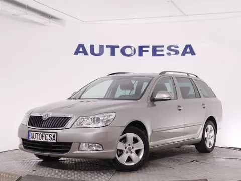 Skoda Octavia 1.6 TDI COMBI 105CV 5P # NAVY, PARKTRONIC