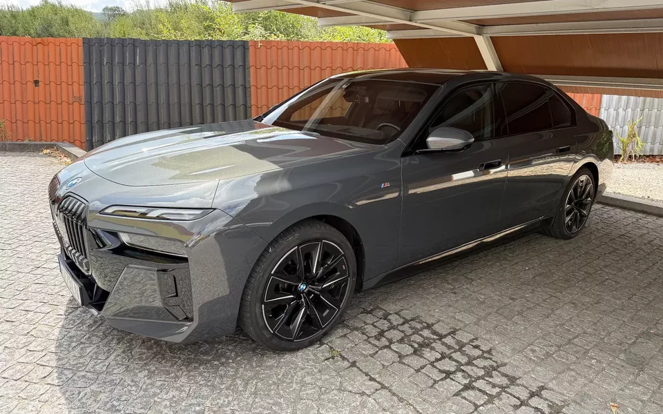 BMW i7
