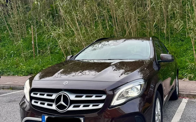 Mercedes-Benz GLA 220 4Matic 7G-DCT