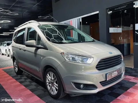 Ford Tourneo Courier 1.0 EcoBoost Titanium