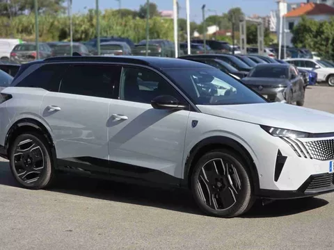 PEUGEOT - 5008 - e-5008 97 kWh Long Range GT