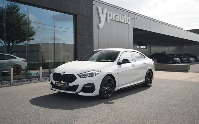 BMW 218i Gran Coupé M-Sport BlackpackVirtual Sfeerlicht Logo projectie op de grond Navigatie AppleAndroid DAB LED lichten Cruise Verwarmde Sportzetels Privacy 18″Alu