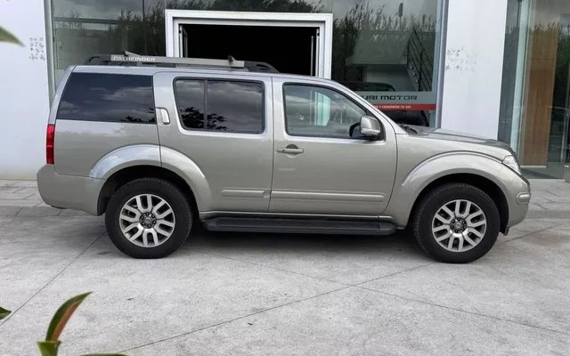 NISSAN Pathfinder Pathfinder 2.5dCi LE