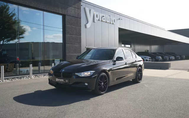 BMW 316i Berline Leder Navigatie Cruise control RadioCD Bleutooth Klimaatregeling Camera Parctronic Anti-verblinding Alu 16″ USB Armsteun
