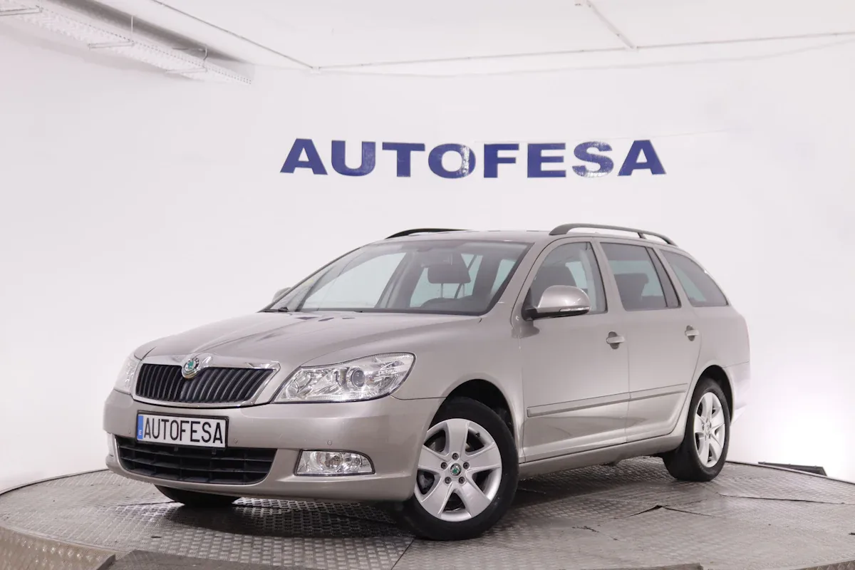 Skoda Octavia 1.6 TDI COMBI 105CV 5P # NAVY, PARKTRONIC