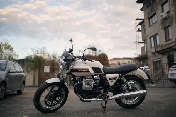 Moto Guzzi V Classic model aniversar 2011