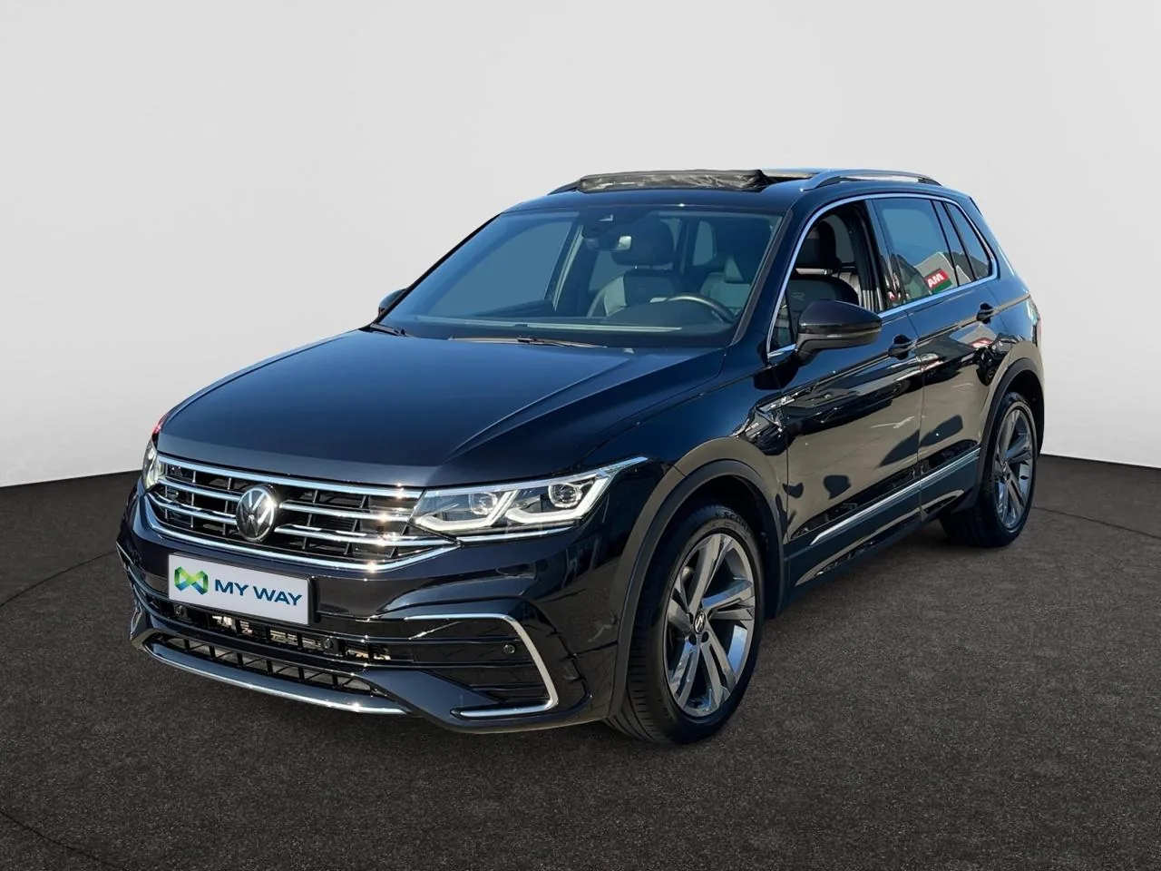 VOLKSWAGEN Tiguan R-LINE*AUTOMAAT*150PK*PANODAK*CARPLAY*CAMERA*LED MATRIX